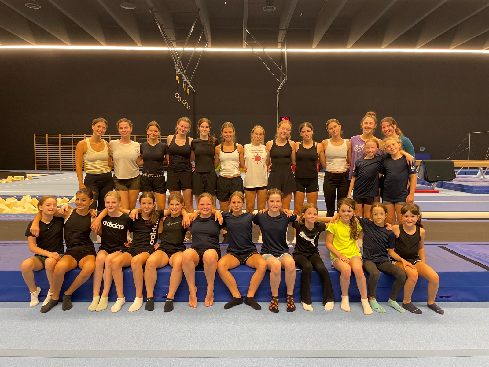 Gruppenfoto in der Trainingshalle